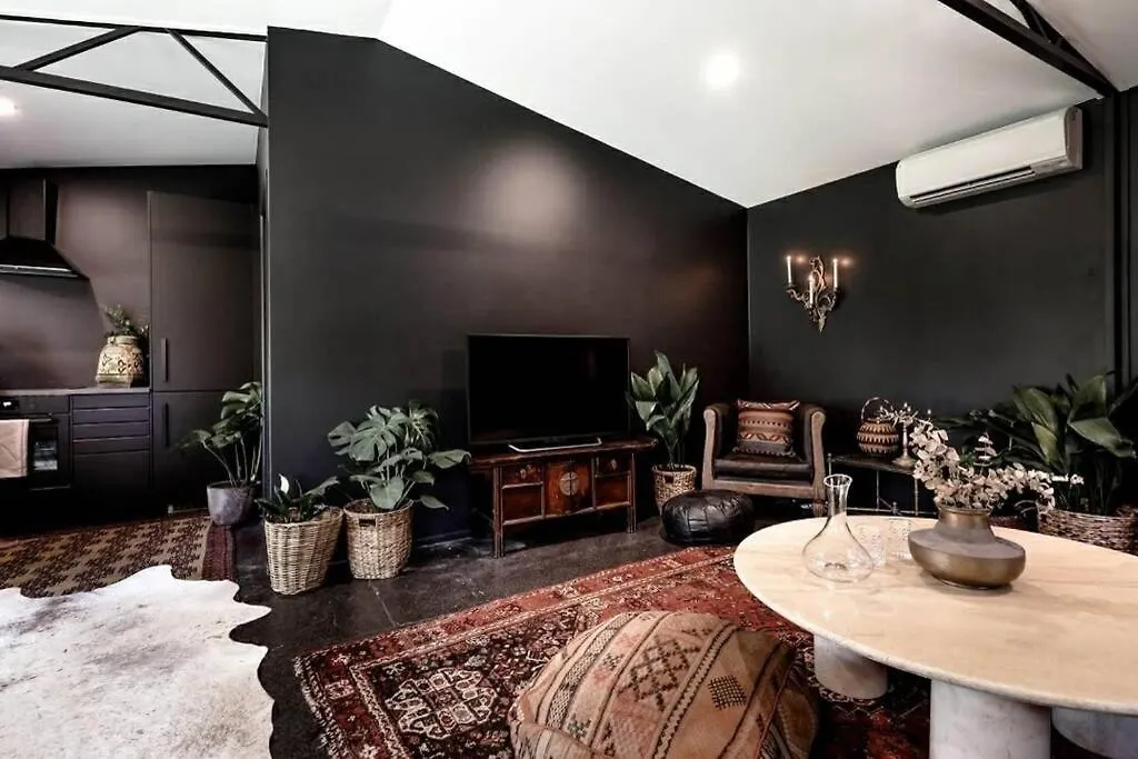 Dark Moon Cottage. Luxurious. Yandina Creek
