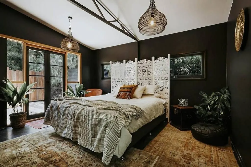 Dark Moon Cottage. Luxurious. Yandina Creek Villa